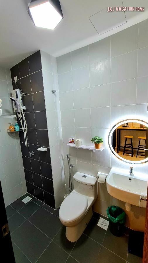 J&J Vacation Home@Novo8 Residence Kampong Tambak Exterior photo