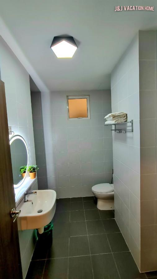 J&J Vacation Home@Novo8 Residence Kampong Tambak Exterior photo